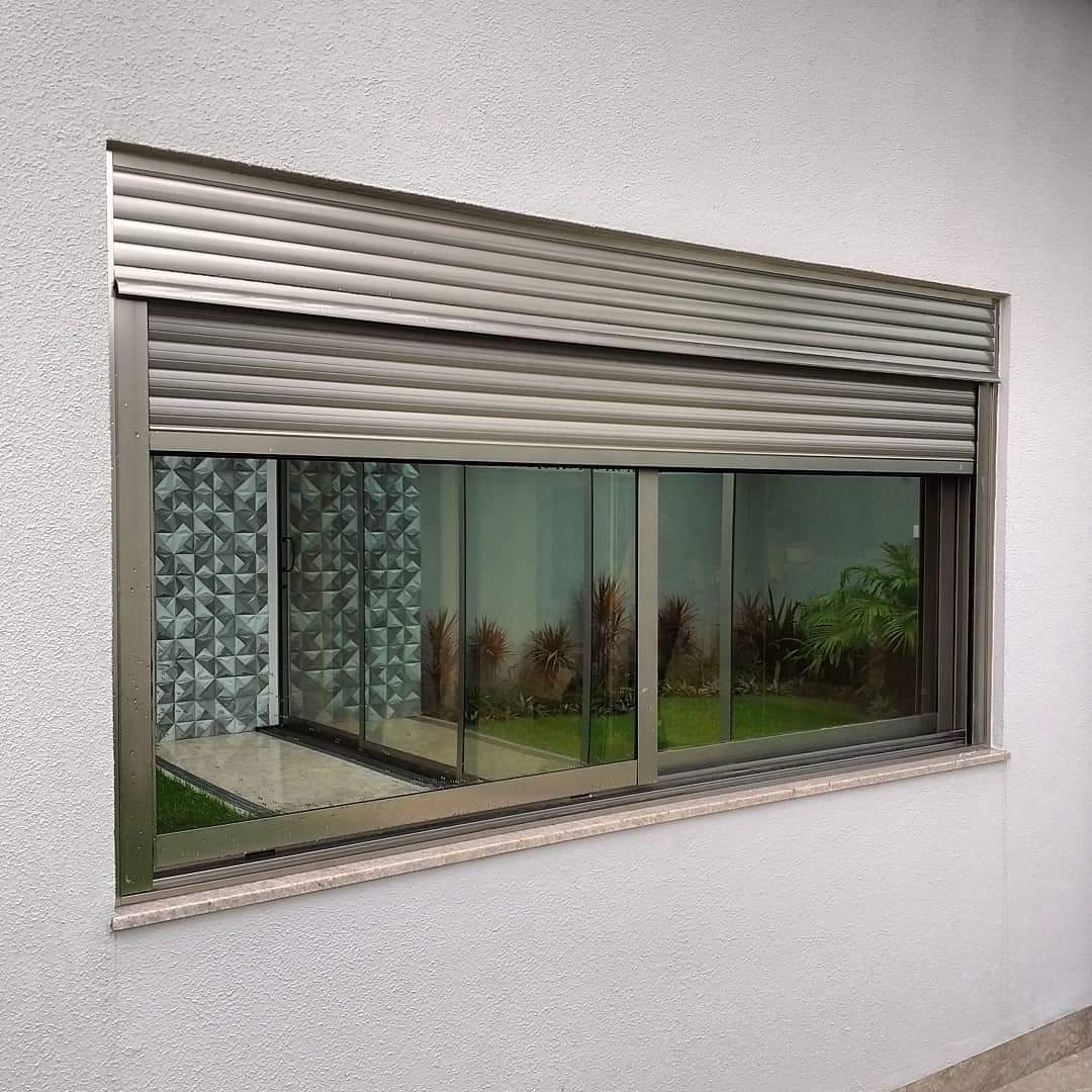 Janela com persiana